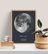 Un poster della Luna tra una candela e una pianta