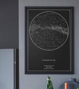 Une carte du ciel étoilé sur un mur gris