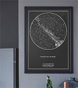 Plakat mapy gwiazd na szarej ścianie